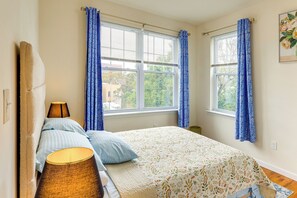 1 soverom, skrivebord, strykejern/-brett og internettilgang