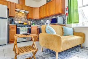 Kjøleskap, mikrobølgeovn, kokeplater og oppvaskmaskin