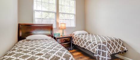 3 bedrooms, desk, iron/ironing board, internet