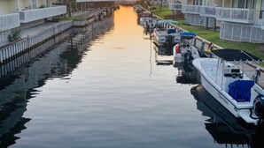 Ein Kanal mit Booten und Gebäuden am Ufer.
