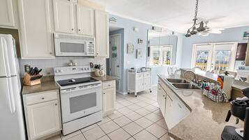 冷蔵庫、電子レンジ、オーブン、コンロ