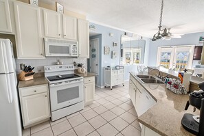 Fridge, microwave, oven, stovetop - Sandpiper Cove Unit 4133 Your Destin Beach Getaway With Free Beach Service (Destin)