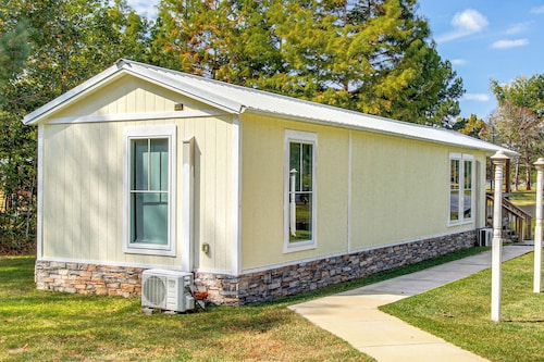Waterfront Deck! Couple’s Retreat on Point A Lake