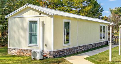 Waterfront Deck! Couple’s Retreat on Point A Lake