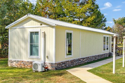 Waterfront Deck! Couple’s Retreat on Point A Lake