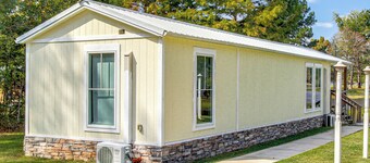 Waterfront Deck! Couple’s Retreat on Point A Lake