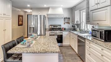 Jääkaappi, mikroaaltouuni, liesi, astianpesukone