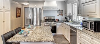 Waterfront Deck! Coupleâs Retreat on Point A Lake