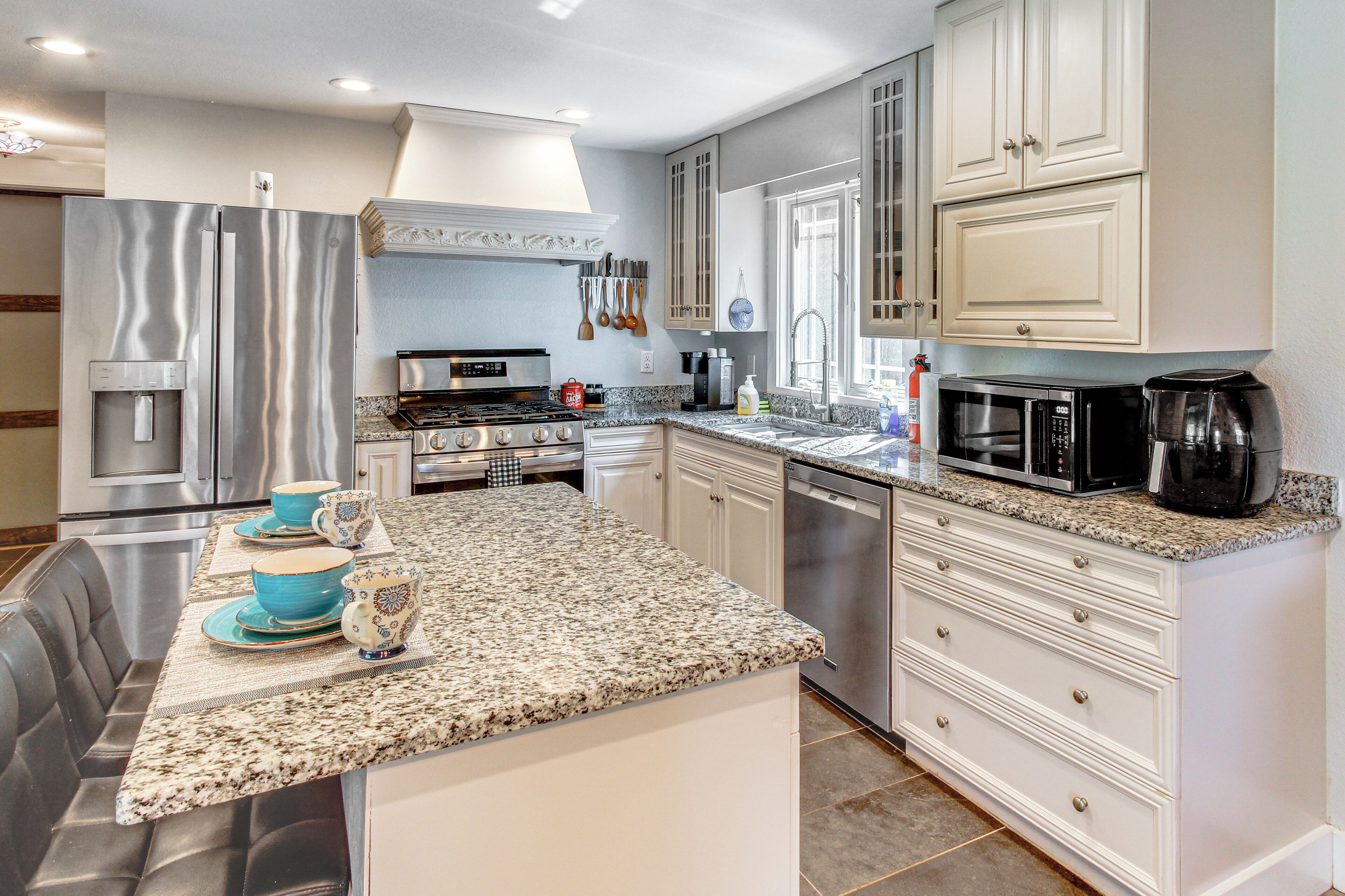 Fridge, microwave, stovetop, dishwasher