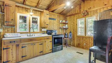 Een koelkast, een kookplaat, een koffiezetapparaat/waterkoker