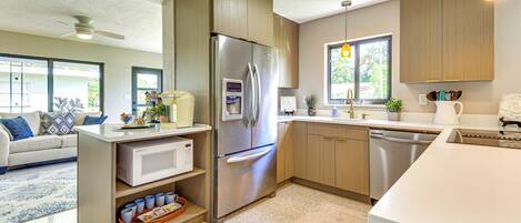 Réfrigérateur, four à micro-ondes, surface de cuisson, lave-vaisselle