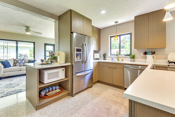 Kühlschrank, Mikrowelle, Herdplatte, Geschirrspüler