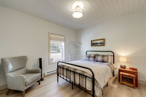 2 bedrooms, desk, internet, bed sheets