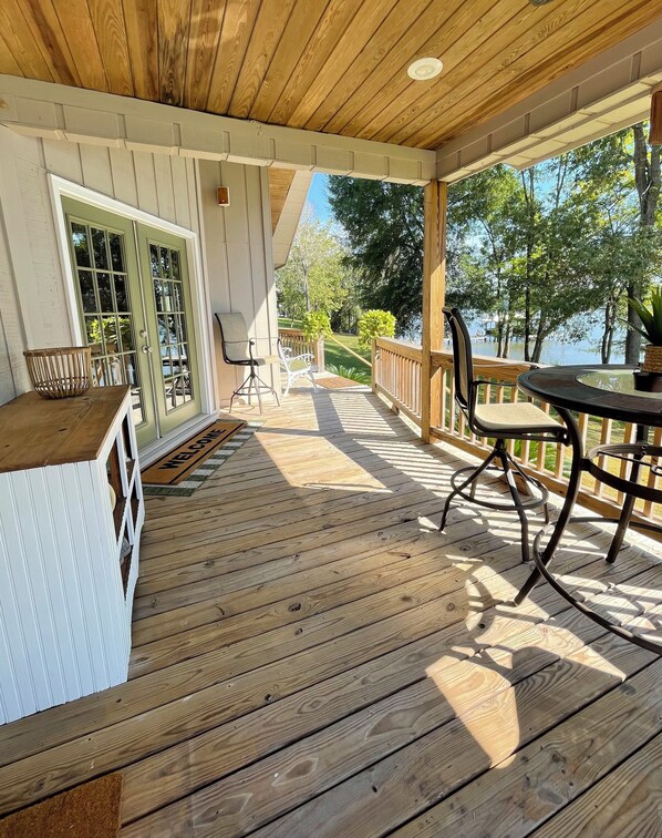 Outdoor dining - Waterfront 3 Bedroom Camden Cabin with Gorgeous Views, Firepit and Dock (Camden)
