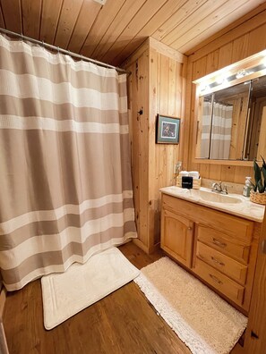 مجففات شعر، مناشف، صابون، ورق حمّام