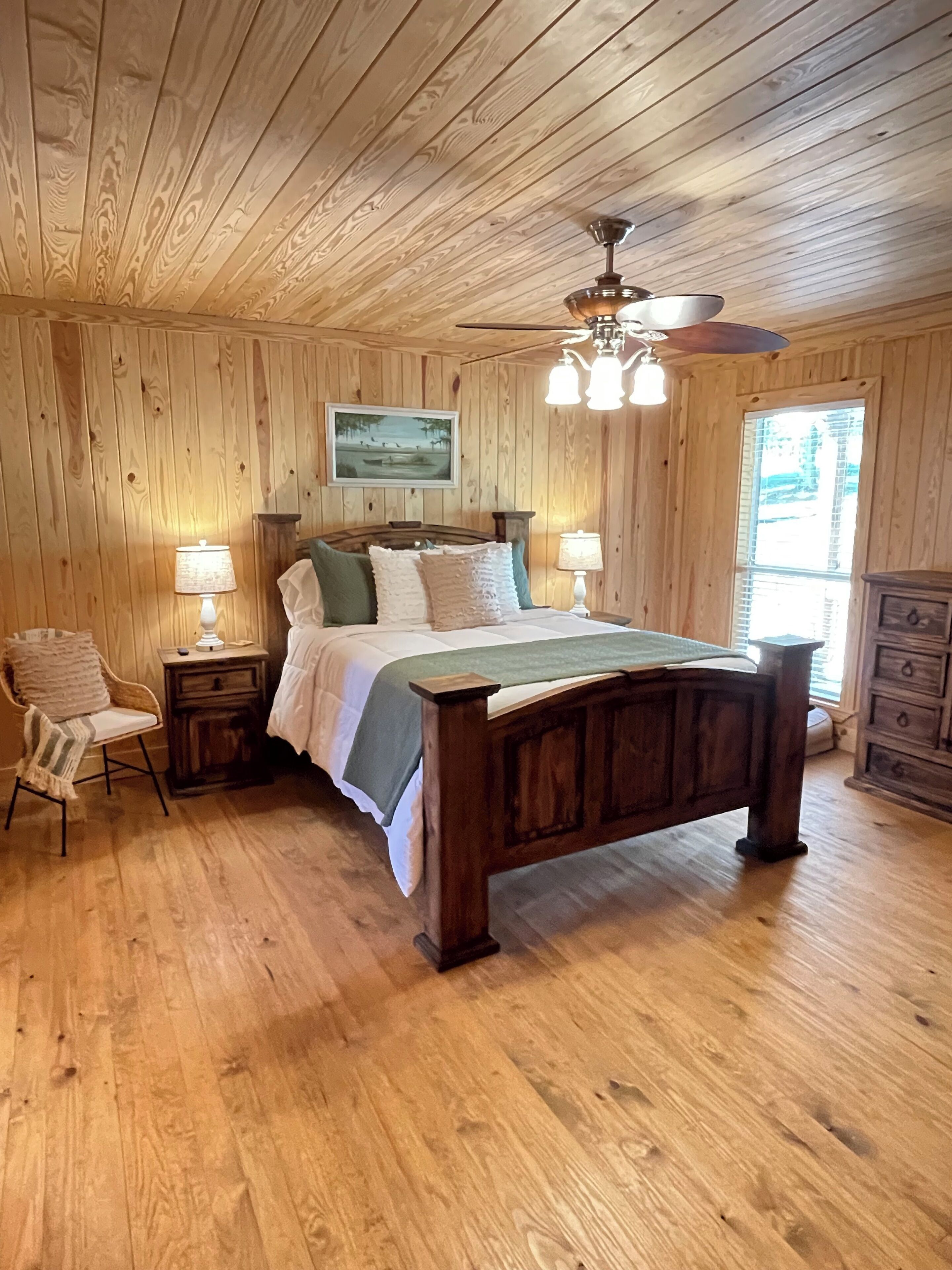 3 bedrooms, desk, WiFi, bed sheets