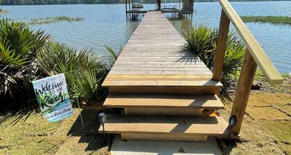 Waterfront 3 Bedroom Camden Cabin with Gorgeous Views, Firepit and Dock