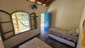 A small, cozy room with a bed, a window, and a fan. - Camping Solar da Colina (Colinas do Sul)