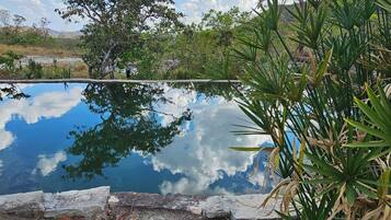 สระว่ายน้ำกลางแจ้ง