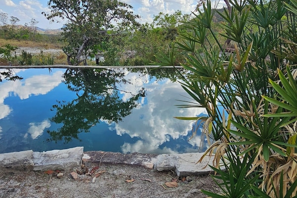 Una piscina al aire libre