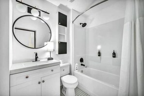 Secadora de cabello, toallas, jabón, papel de baño 
