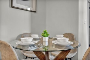 Dining - Gorgeous Downtown Flat / FREE Parking•Gym•Security (Cleveland)