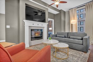 Living area - LUXE Condo Downtown / Security•Gym•Free Parking (Cleveland)