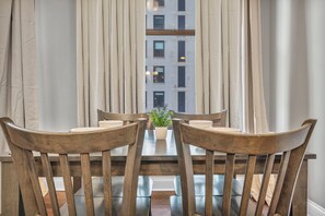 Dining - LUXE Condo Downtown / Security•Gym•Free Parking (Cleveland)