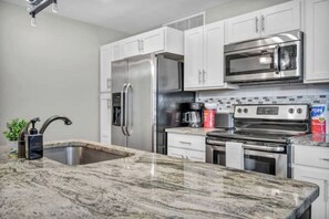 Private kitchen - Perfect Luxury Flat • Heart of Downtown • Gym (Cleveland)