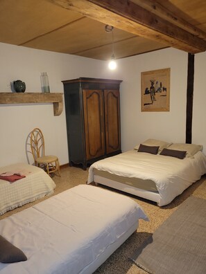 5 habitaciones, tabla de planchar con plancha y wifi 