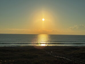 På stranden, solstolar och strandhanddukar