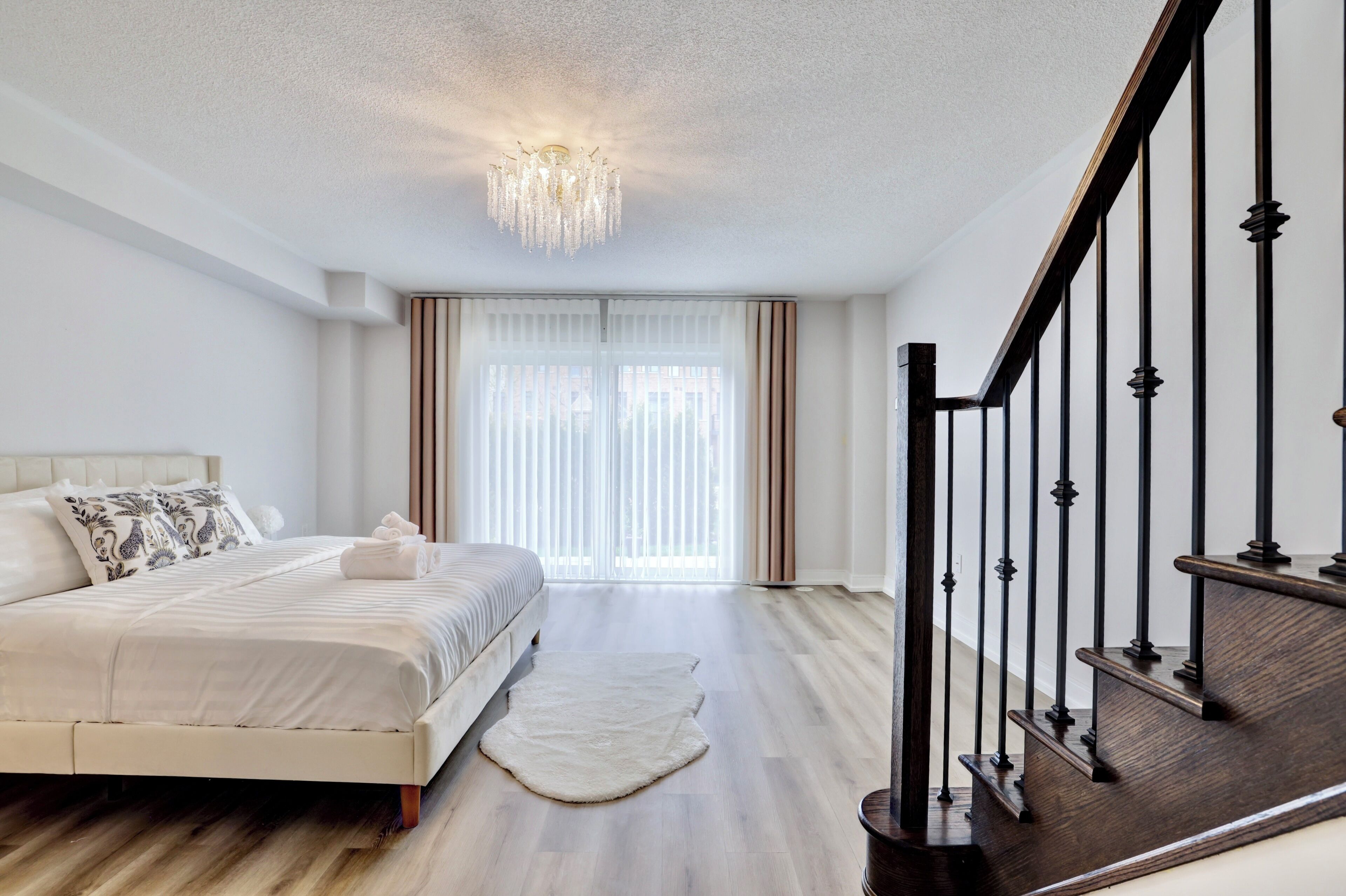 5 dormitorios, tabla de planchar con plancha, cuna de viaje