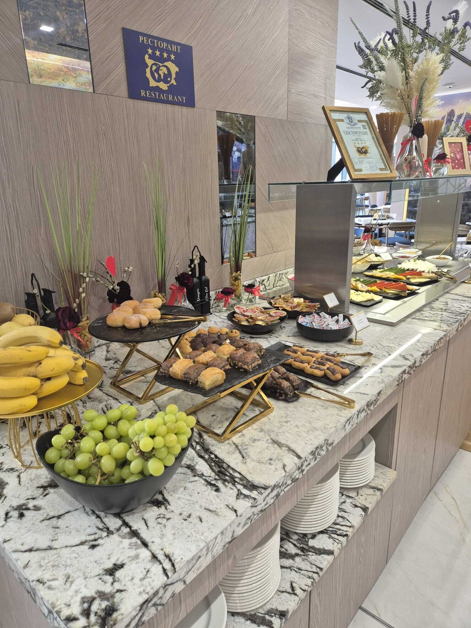 Tägliches Frühstücksbuffet (15 EUR pro Person)