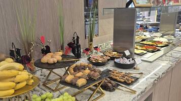 TĂ€gliches FrĂŒhstĂŒcksbuffet (15 EUR pro Person)