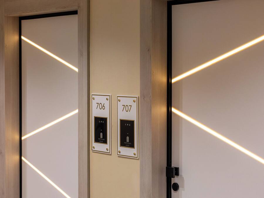 An elevator with two buttons labeled 706 and 707, indicating floor numbers.
