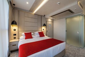 Caja de seguridad en la habitación y escritorio 