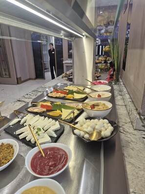 Petit déjeuner buffet servi tous les jours en supplément