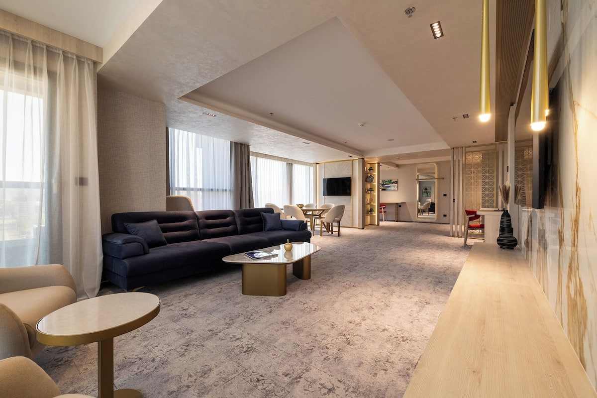 Appartement Exécutif, 1 chambre, balcon, vue montagne | Coffres-forts dans les chambres, bureau