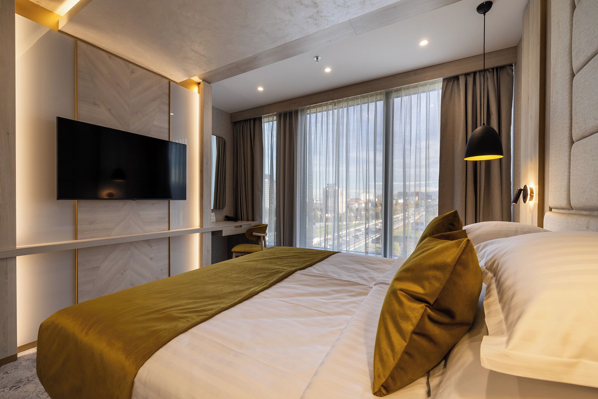 Dobbeltrom – comfort, byutsikt | Safe på rommet, skrivebord og skrivebord for bærbar PC