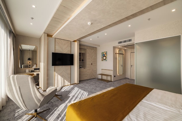 In-room safe, desk, laptop workspace, free WiFi - East Plaza Hotel (Sofia)