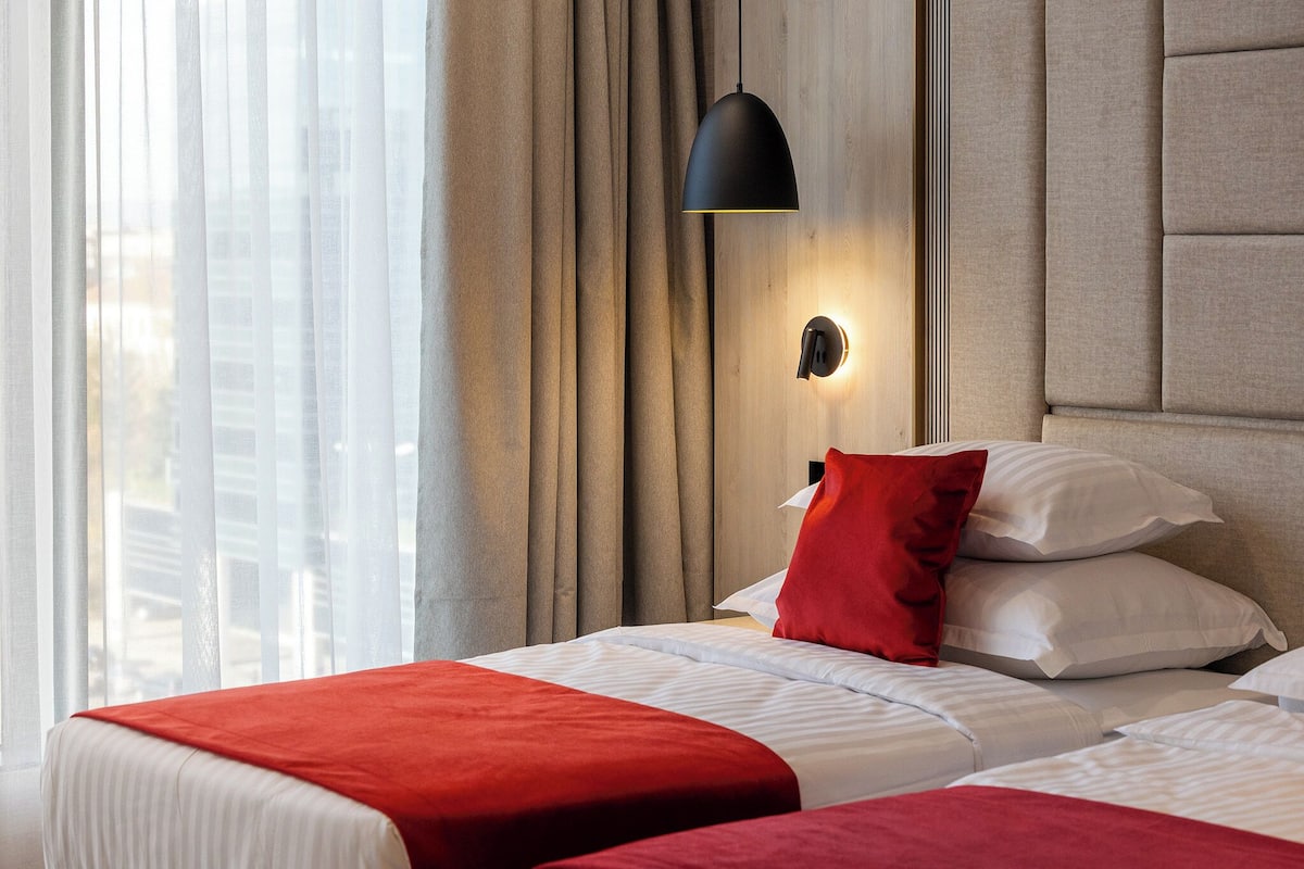 Chambre Confort avec lits jumeaux, vue ville | Coffres-forts dans les chambres, bureau