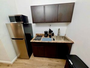 Jääkaappi, mikroaaltouuni, uuni, liesi