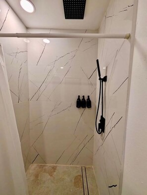 Een douche, een haardroger, handdoeken, zeep