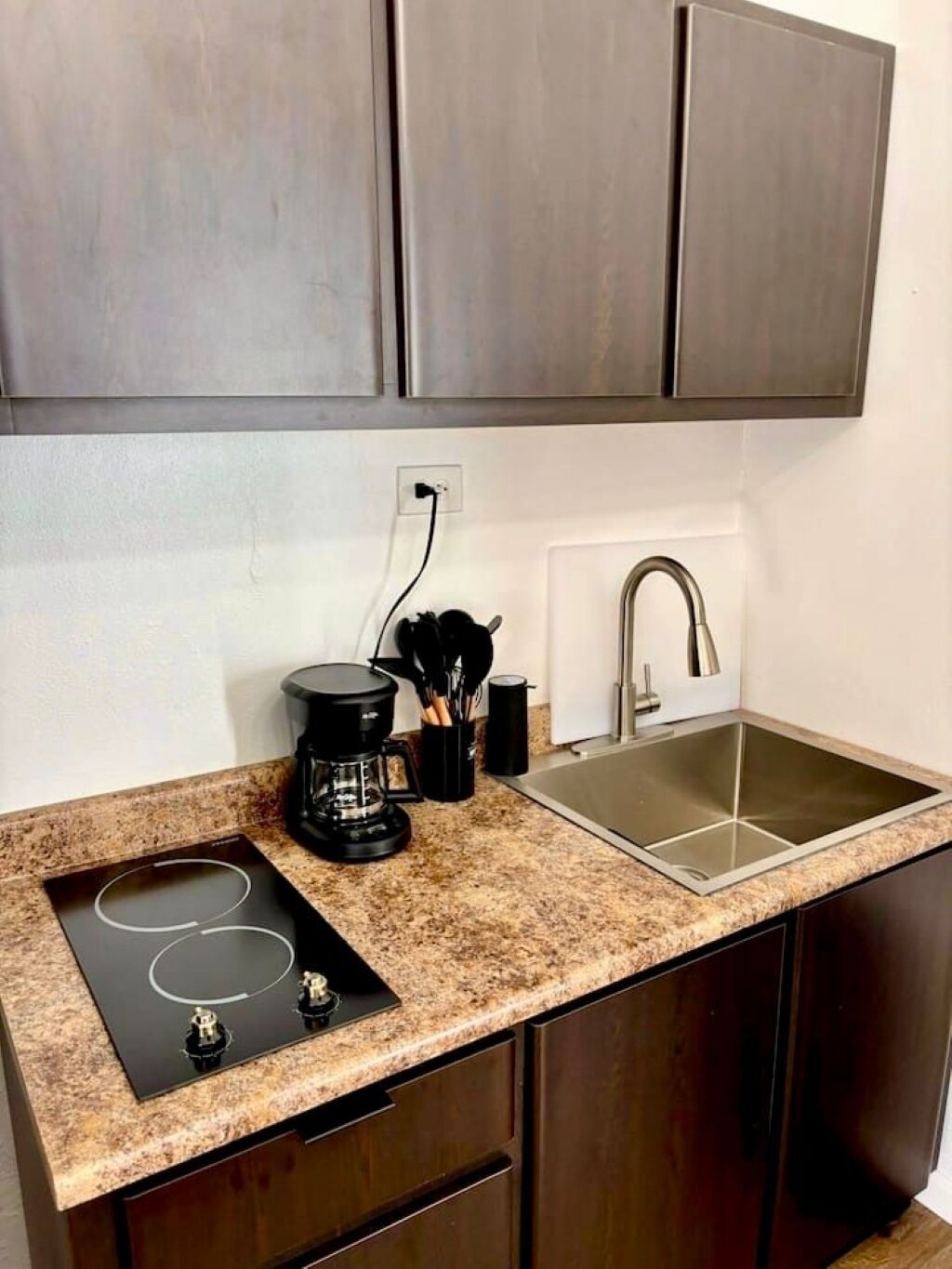 Kühlschrank, Mikrowelle, Ofen, Herdplatte