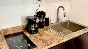 コーヒー / ティーメーカー、冷蔵庫、電子レンジ、オーブン
