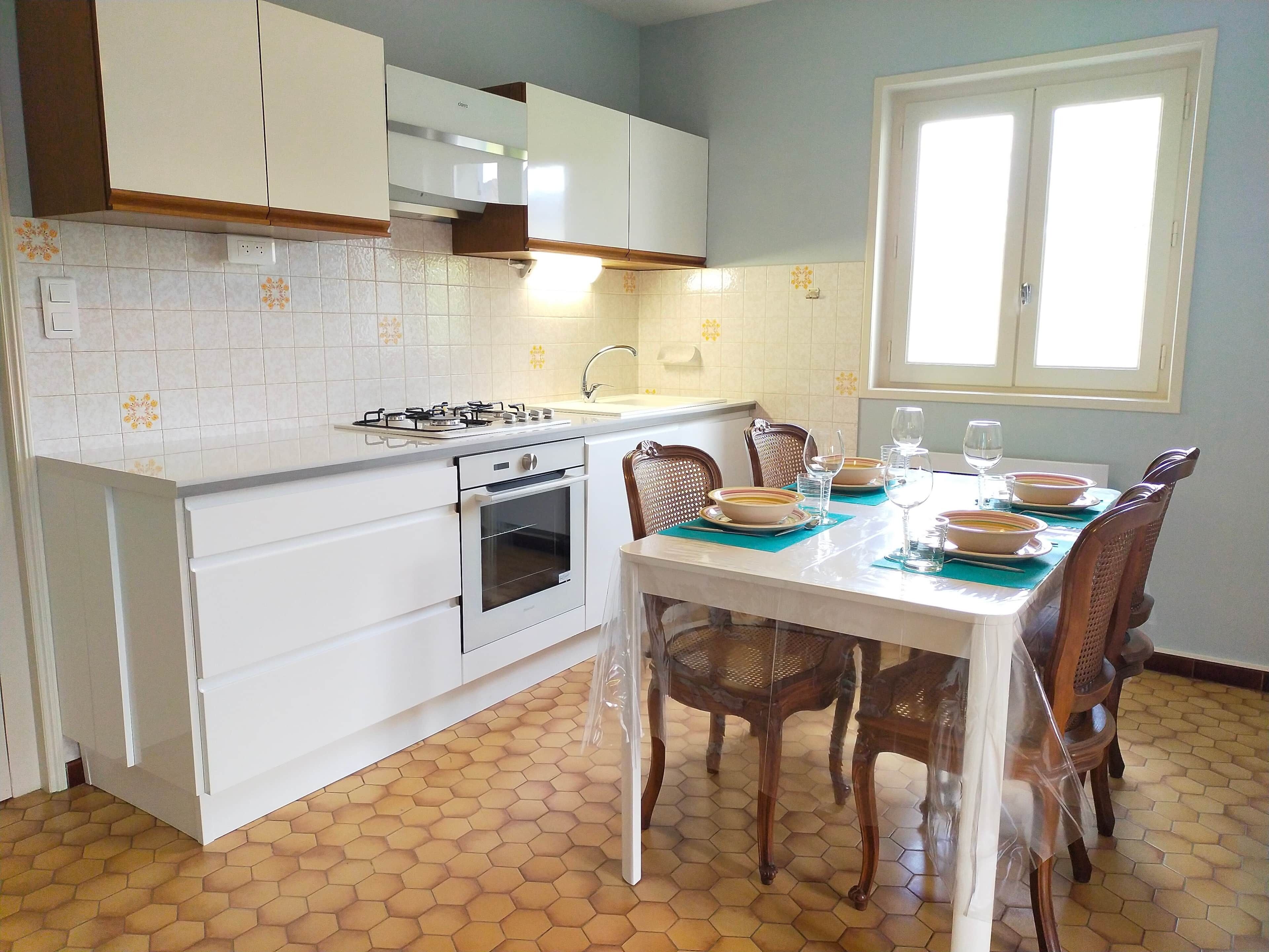 Jääkaappi, uuni, liesi, astianpesukone