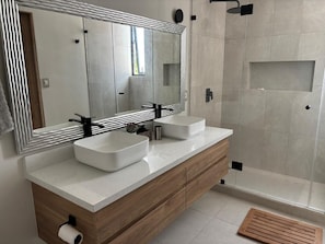 Suihku, hiustenkuivaaja, pyyhkeet, saippua