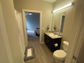Douche, sèche-cheveux, serviettes fournies, savon