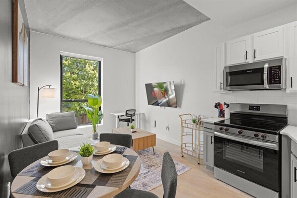 Apartment | Private kitchen - Luxe 2BR Suite in South End Charlotte (Charlotte)