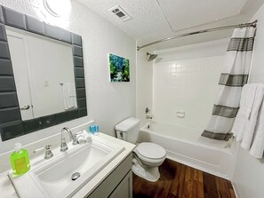 Hårtork, handdukar, tvål och schampo